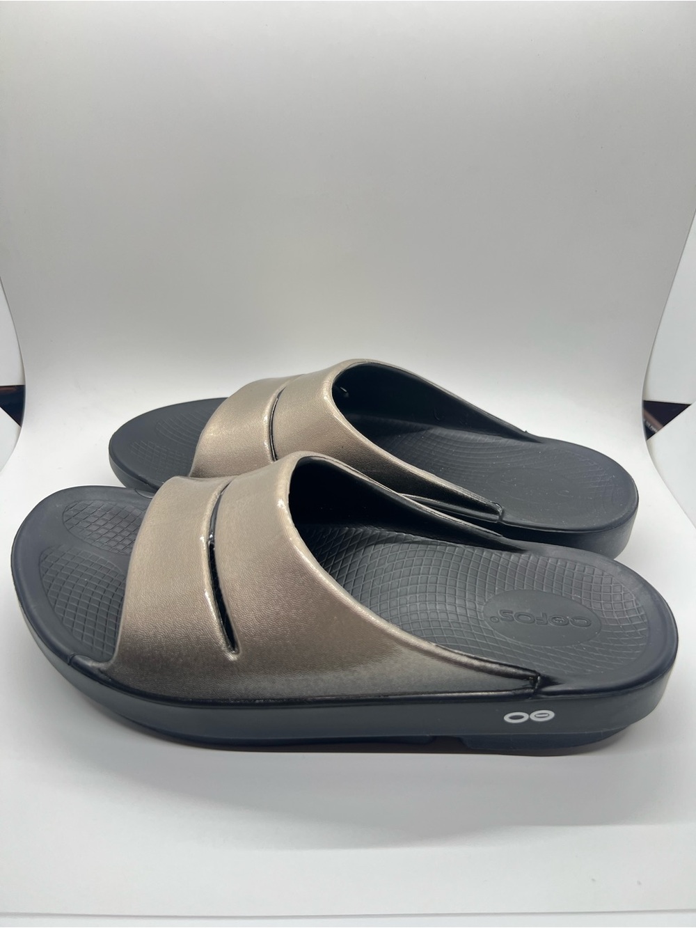 OOFOS OOahh Metallic Bronze Gold Luxe Comfort Slide Sandals Size 9